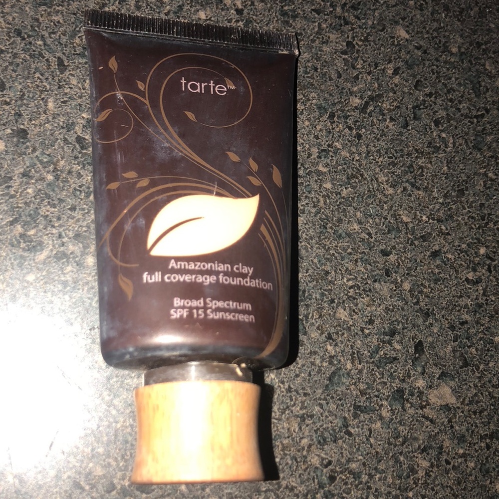 Tarte Amazonian clay foundation in fair sand